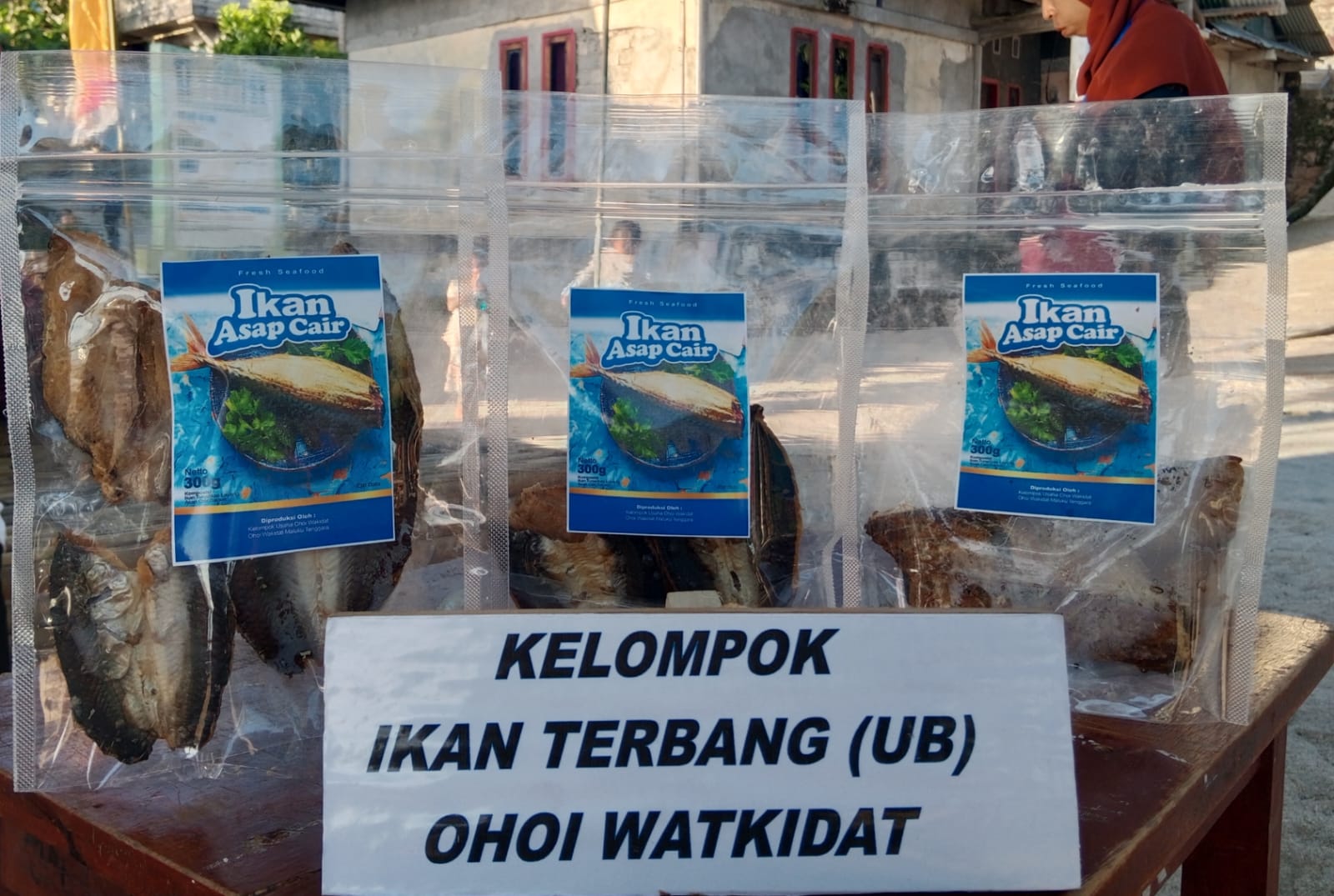 Produk Ikan Asap Cair Hasil Praktek Olahan Kelompok Ikan Terbang Ohoi Watkidat Maluku Tenggara (Watkidat, 26-28 Juni 2023)